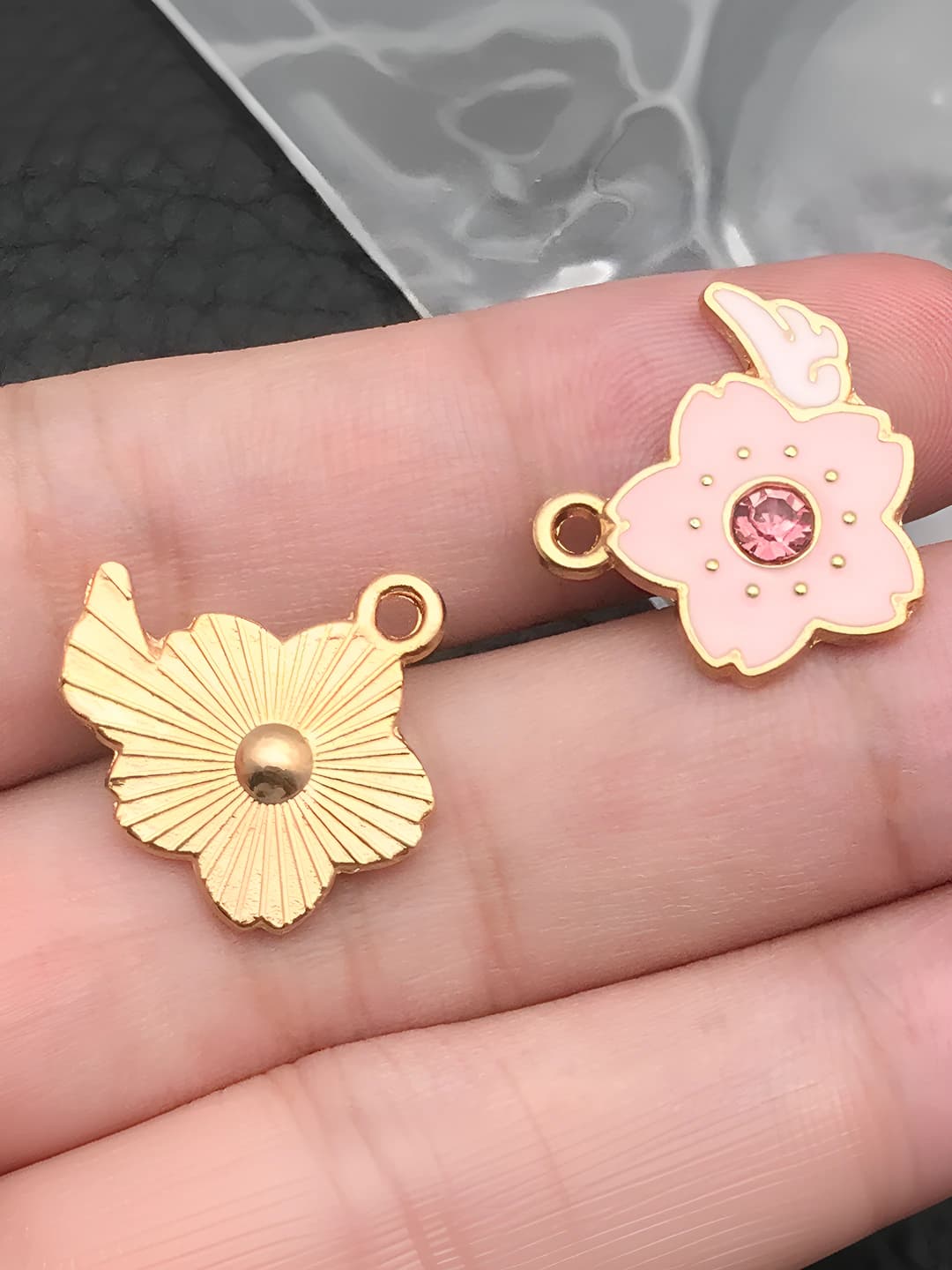 1 dona pushti olmosli qanot, 20x18mm, 1.8g