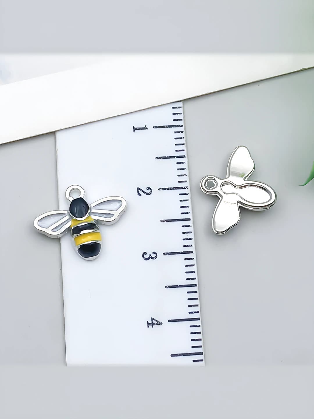 White K yellow bee 12x14x3mm-0.8g