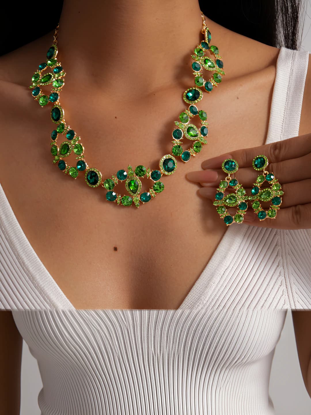 Women's jewelry set (necklace and earrings) with design element: geometric, 18K gold, rhinestone, retro, light luxury style
