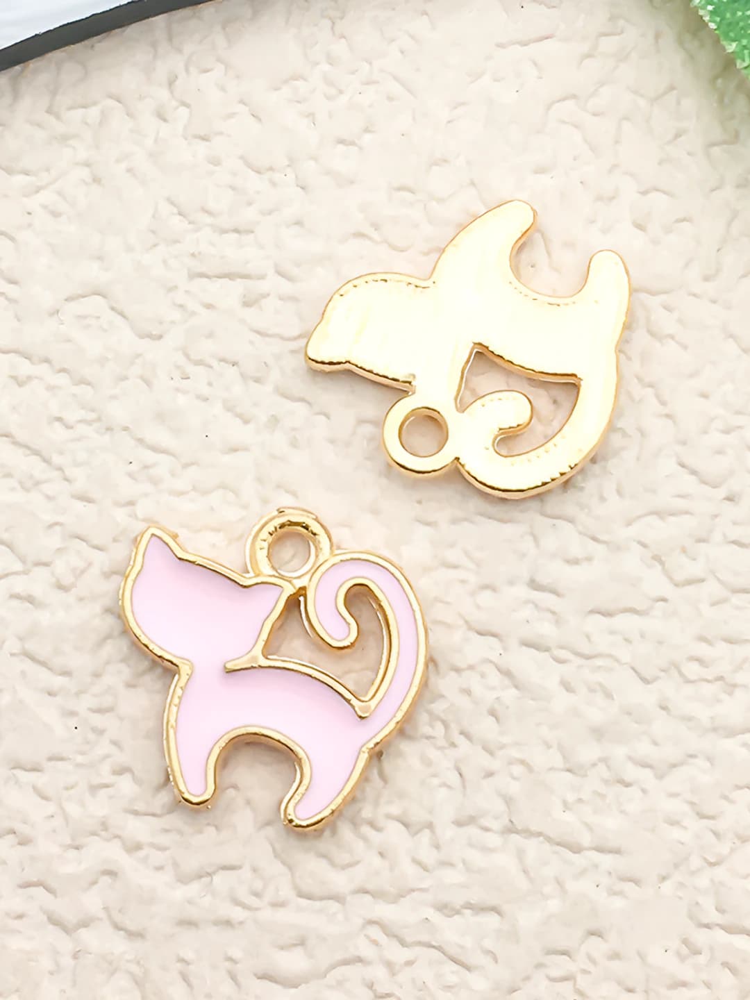 1 pink bent cat 12x12mm-0.45g