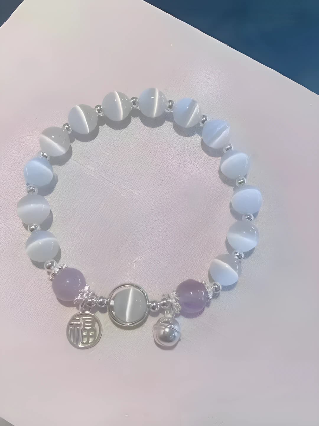 Pushti kristal ko'zli baxt belgisi