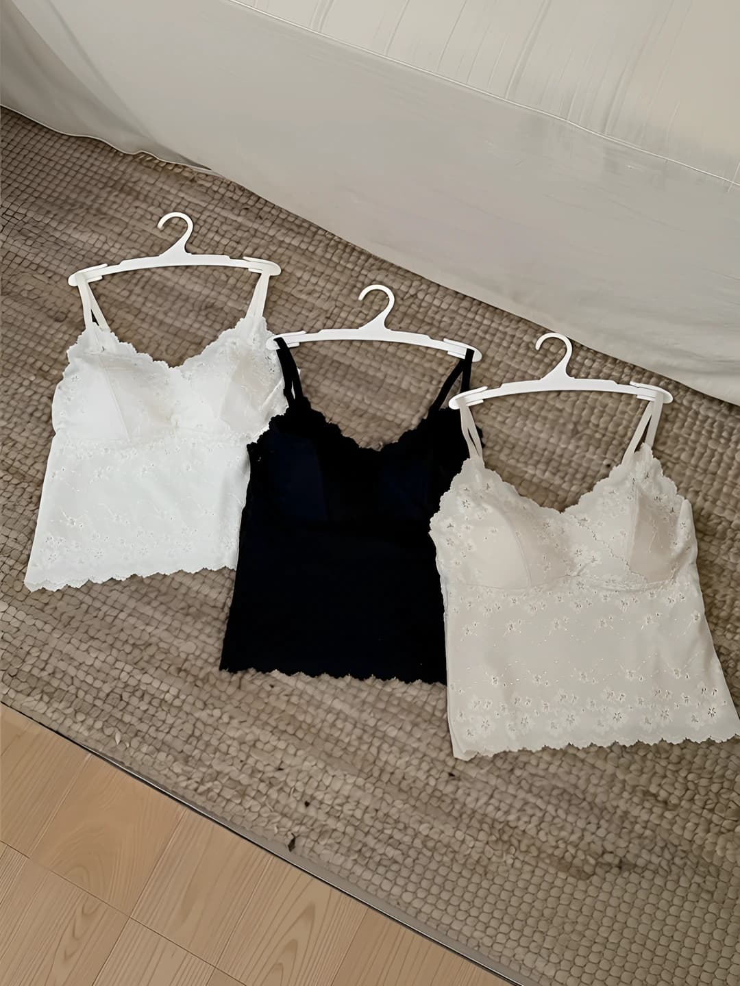 Women's lace tank top, V-neck, with built-in bra pads, breathable
