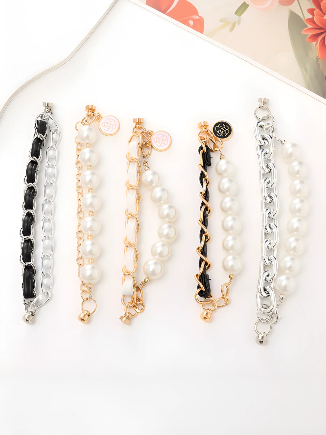 Women's short acrylic pearl chain bracelet with double chain and flower pendant, Chanel style, premium model