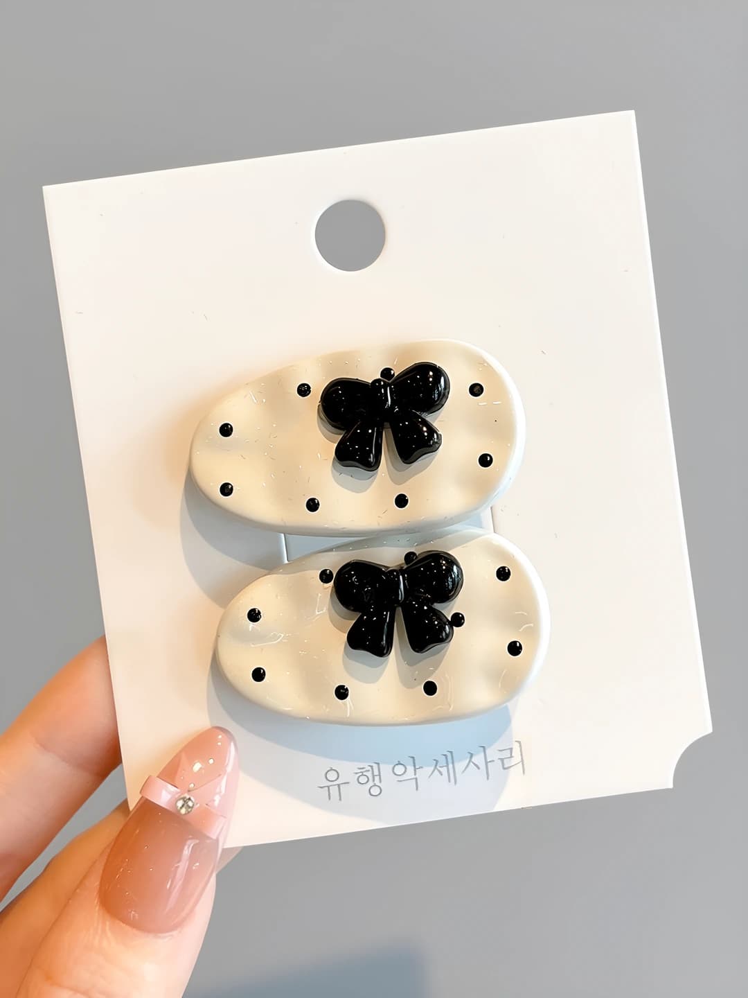 White clip, black bow 4 cm
