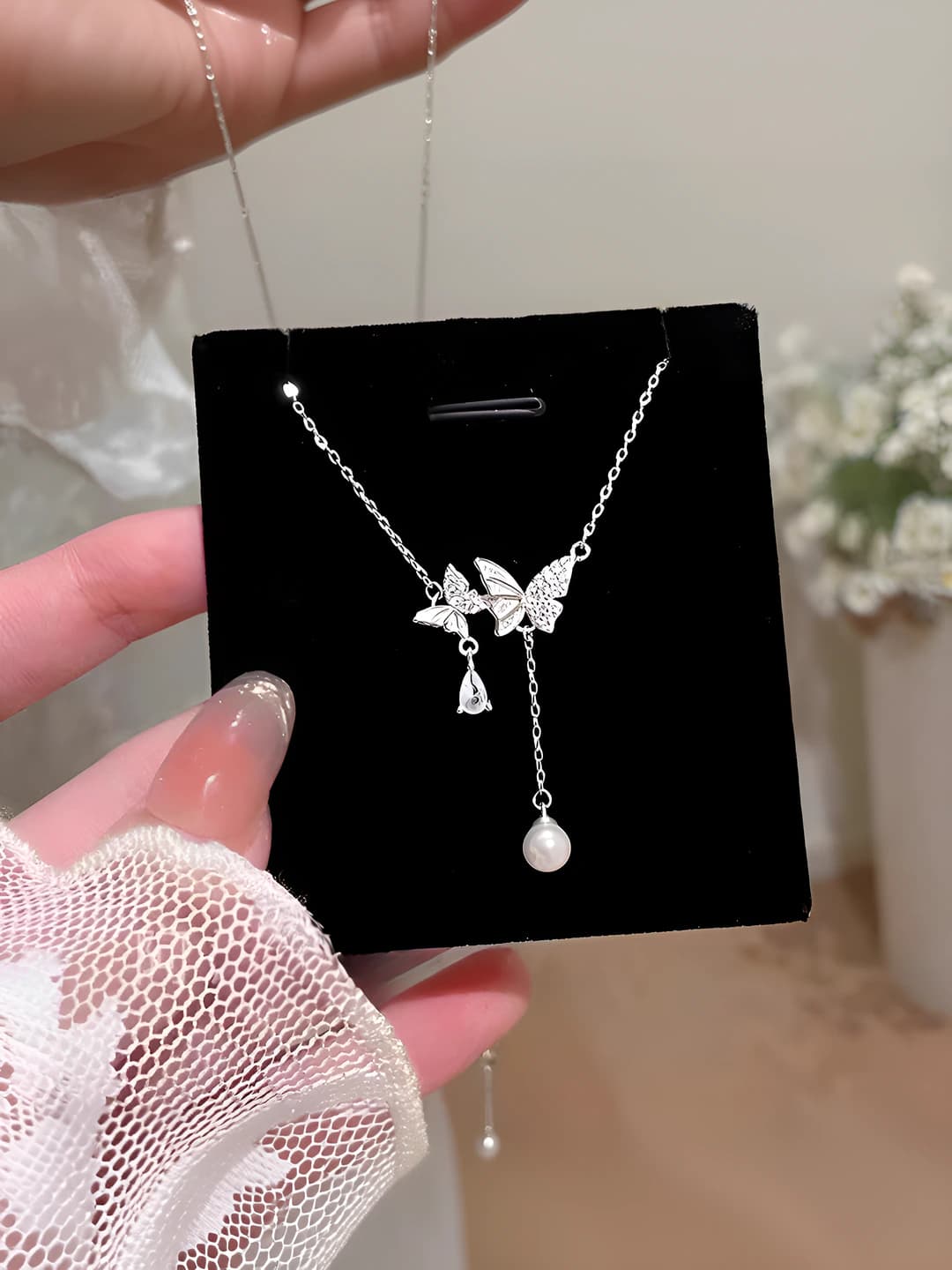 Серебристо-белый
