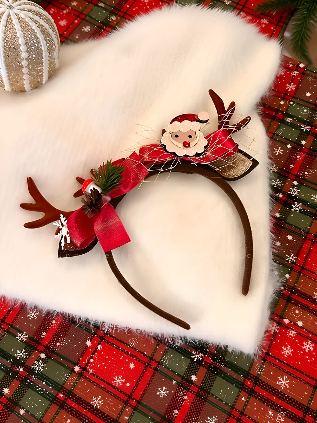 Coffee deer, Santa bow