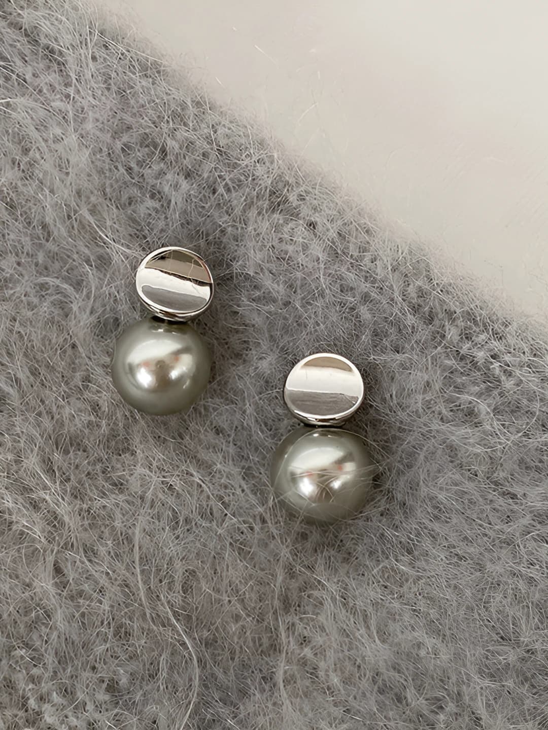 Grey geometric pearl earrings