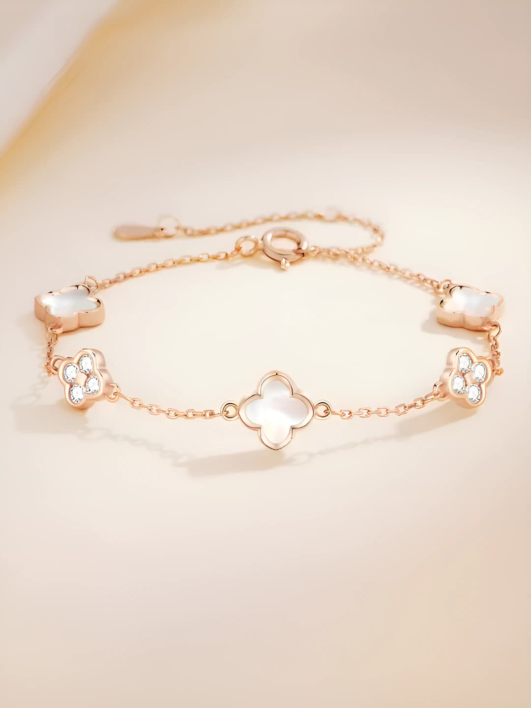 Women's 2026 lucky four-leaf clover bracelet, French style, six-flower design element, fashionable and elegant