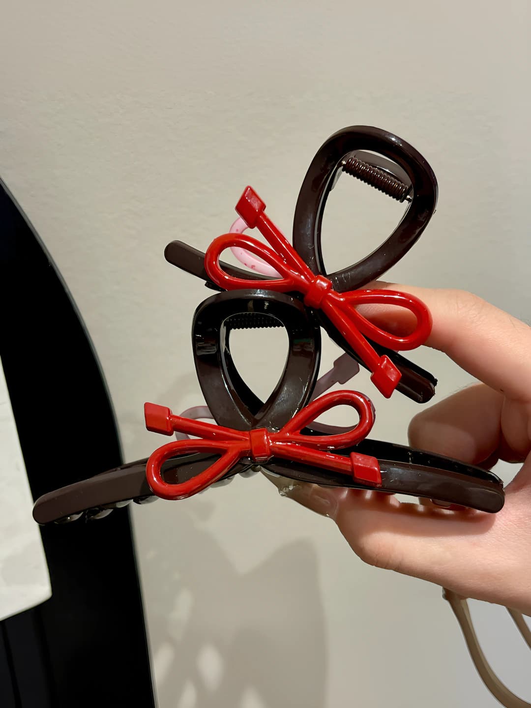 Ayollar uchun qahva rangli katta o'lchamli akrilik materialdagi qo'lda ishlangan oddiy uslubdagi farfora shaklidagi soch to'g'rag'ich (claw clip)