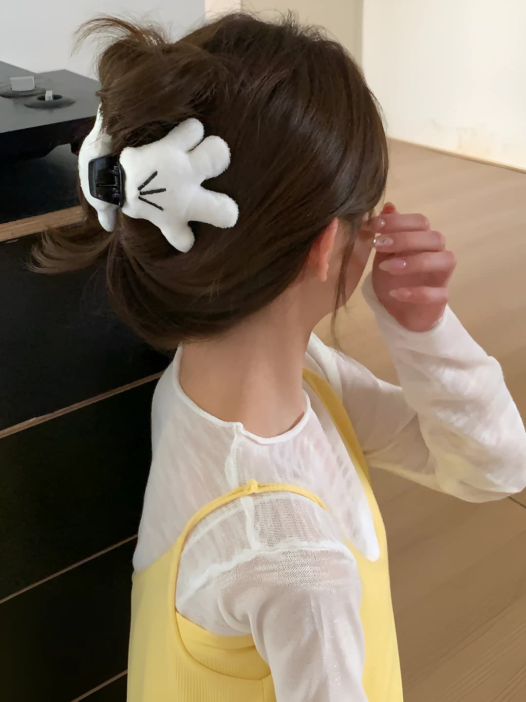 Palm-shaped hair clip