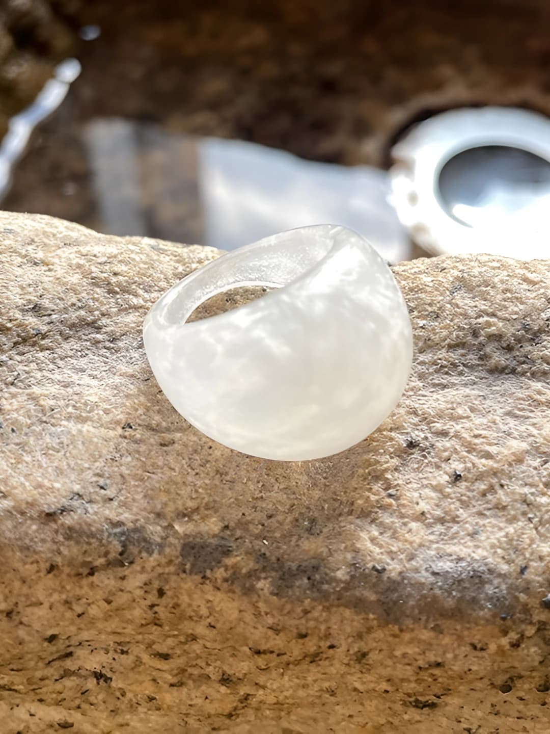 A3474-1 Pearl white resin ring (US 8)