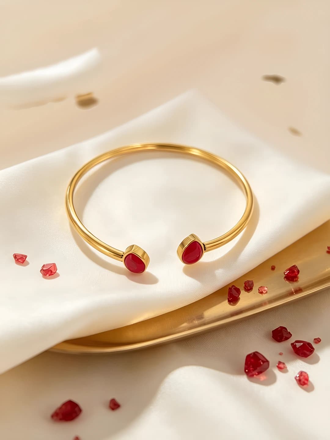 Drop-shaped red bangle