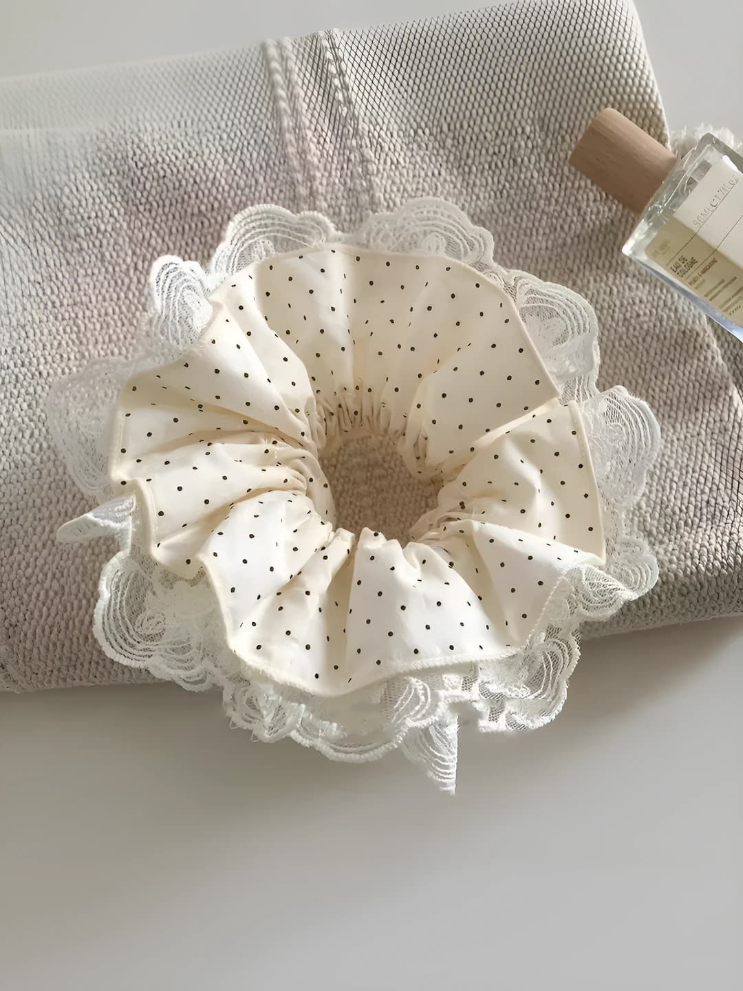 3#White polka dot lace scrunchie approx. 16 cm
