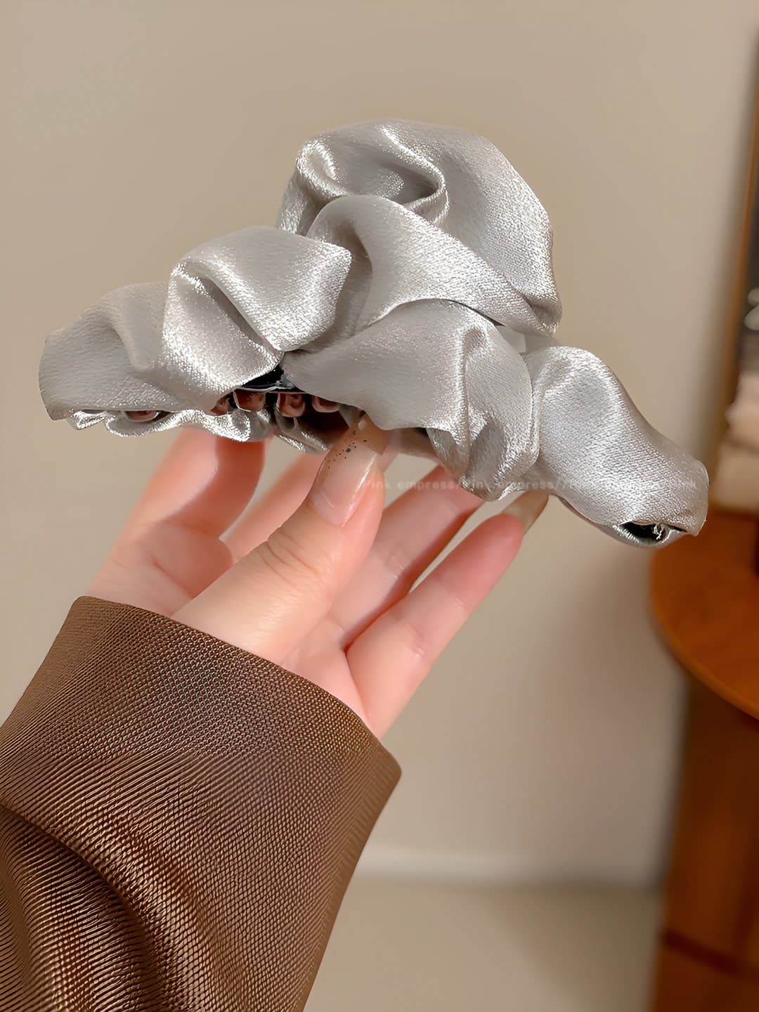 3# Grey-green ruffled cloud claw clip 13cm