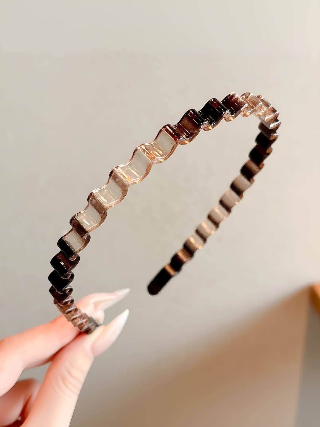 4# Wavy headband - Translucent brown ~12 cm