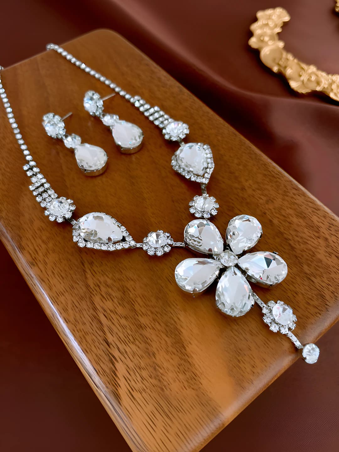 Ayollar uchun taqinchoqlar toʻplami: oltin rangli mis, suv oqimi, gullar va farafonlar shaklidagi qadronli his-tuygʻu beruvchi qulqonlar va boʻyn zanjiri