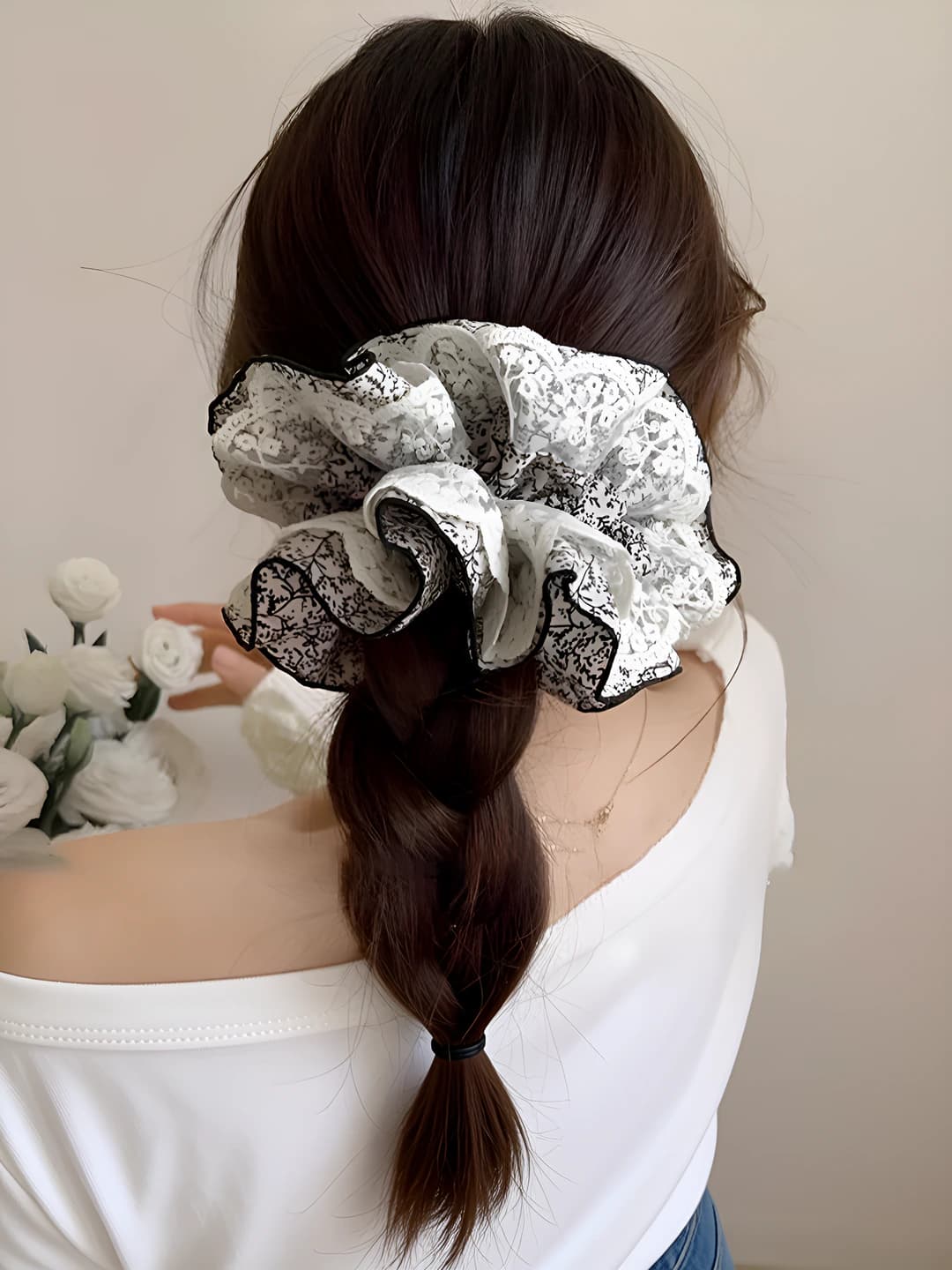 White, floral, ~14 cm