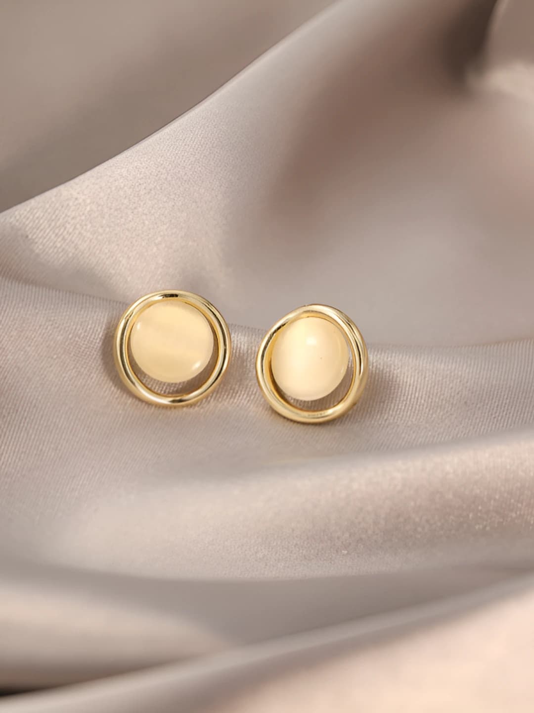 Cat's eye stone stud