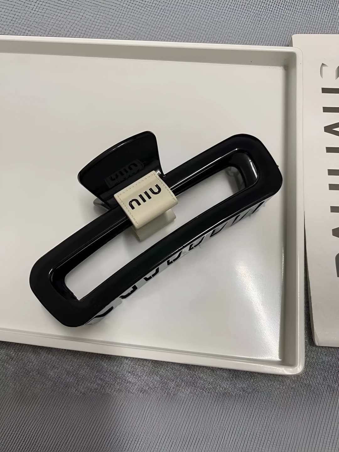Oval tag, glossy black, 13 cm