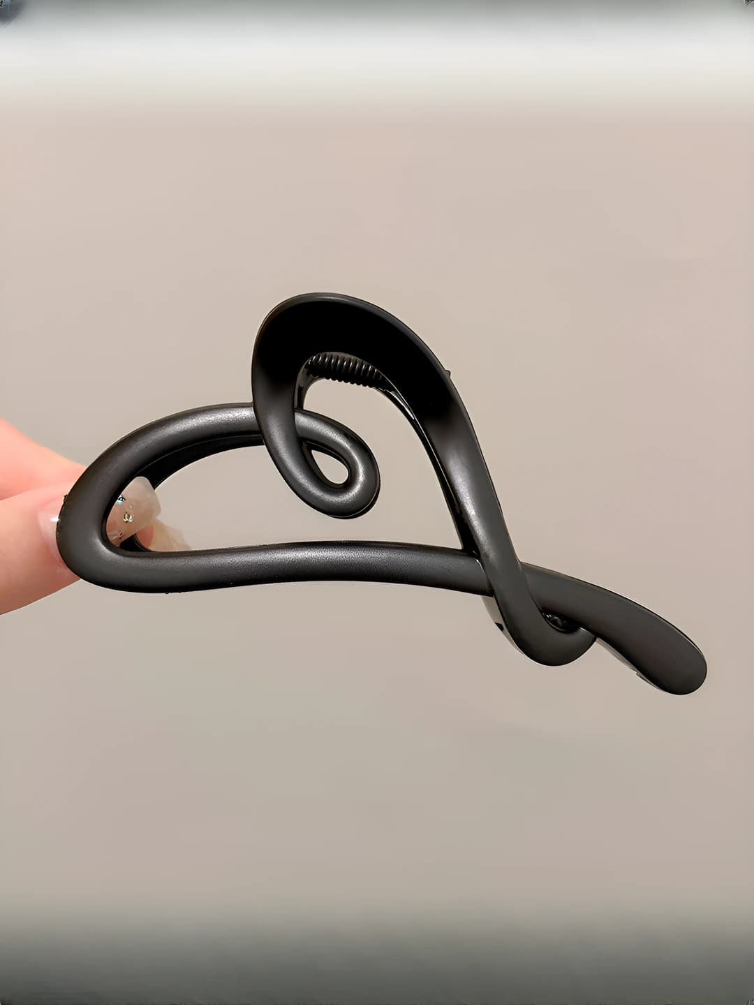 1# Matte black heart clip 11 cm