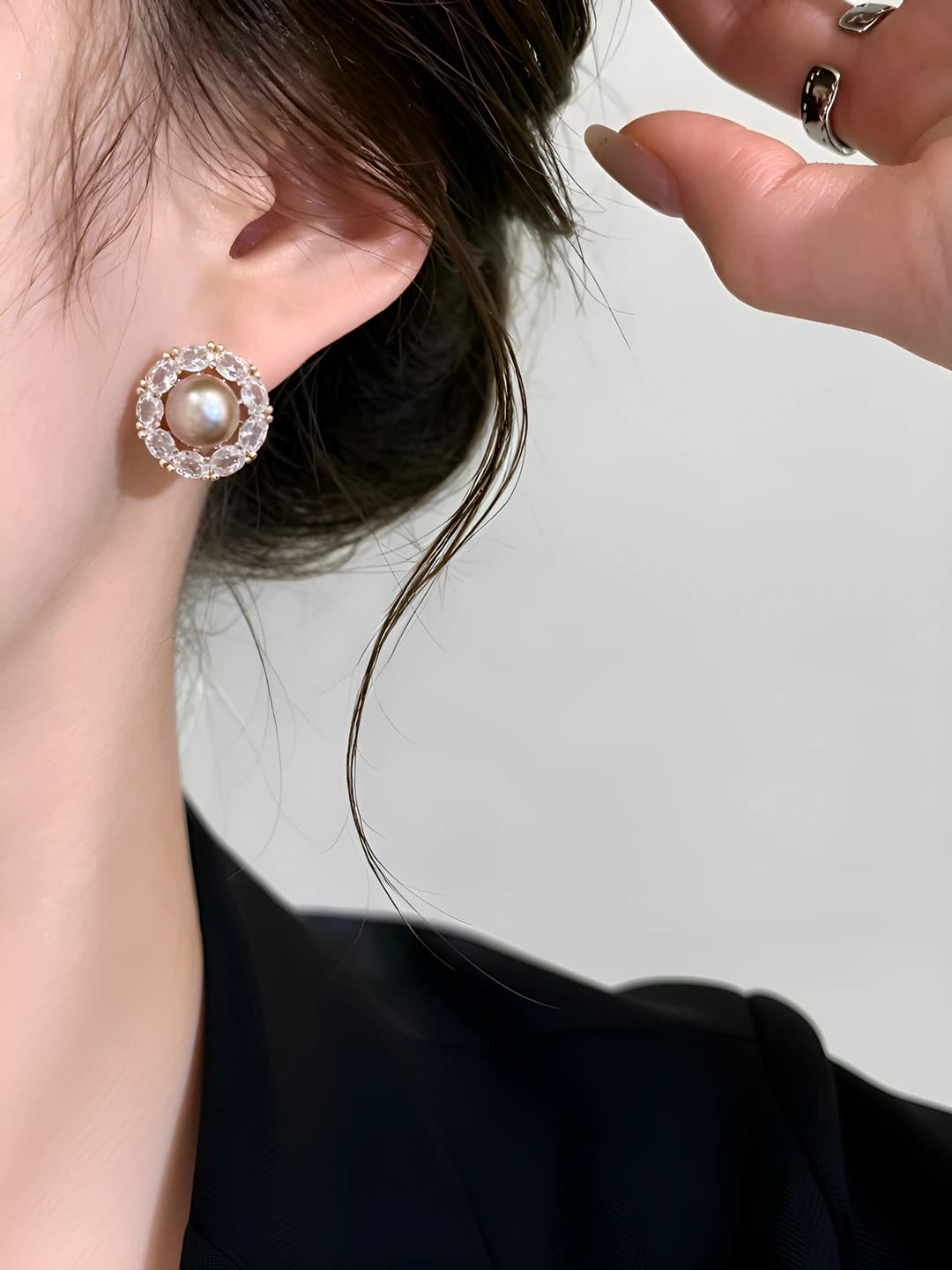 Women's pearl and zircon stud earrings, round geometric shape, 925 silver post, copper base, real gold plating, niche style, classic model