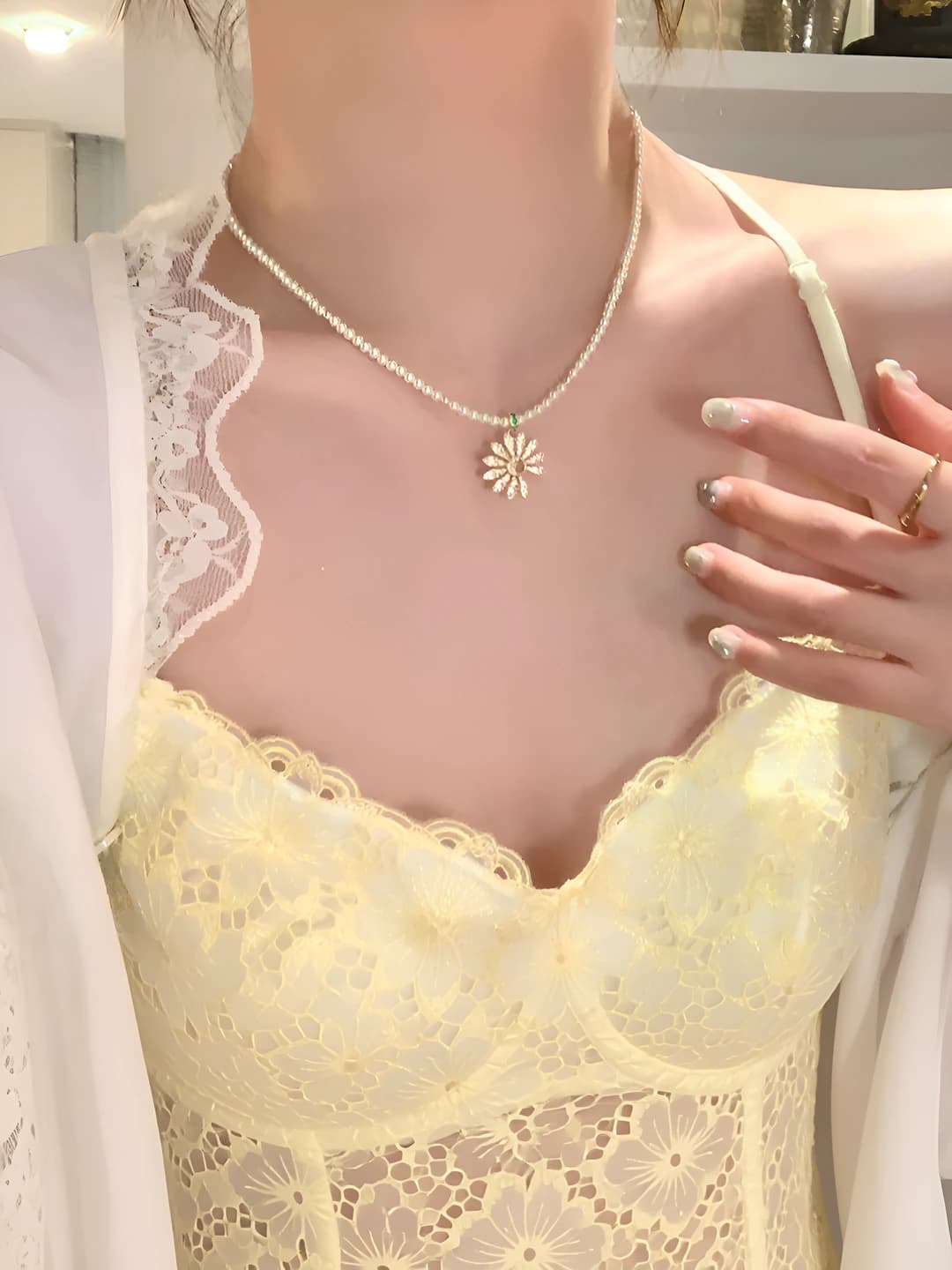Women's pearl beaded necklace with flower pendant on chain