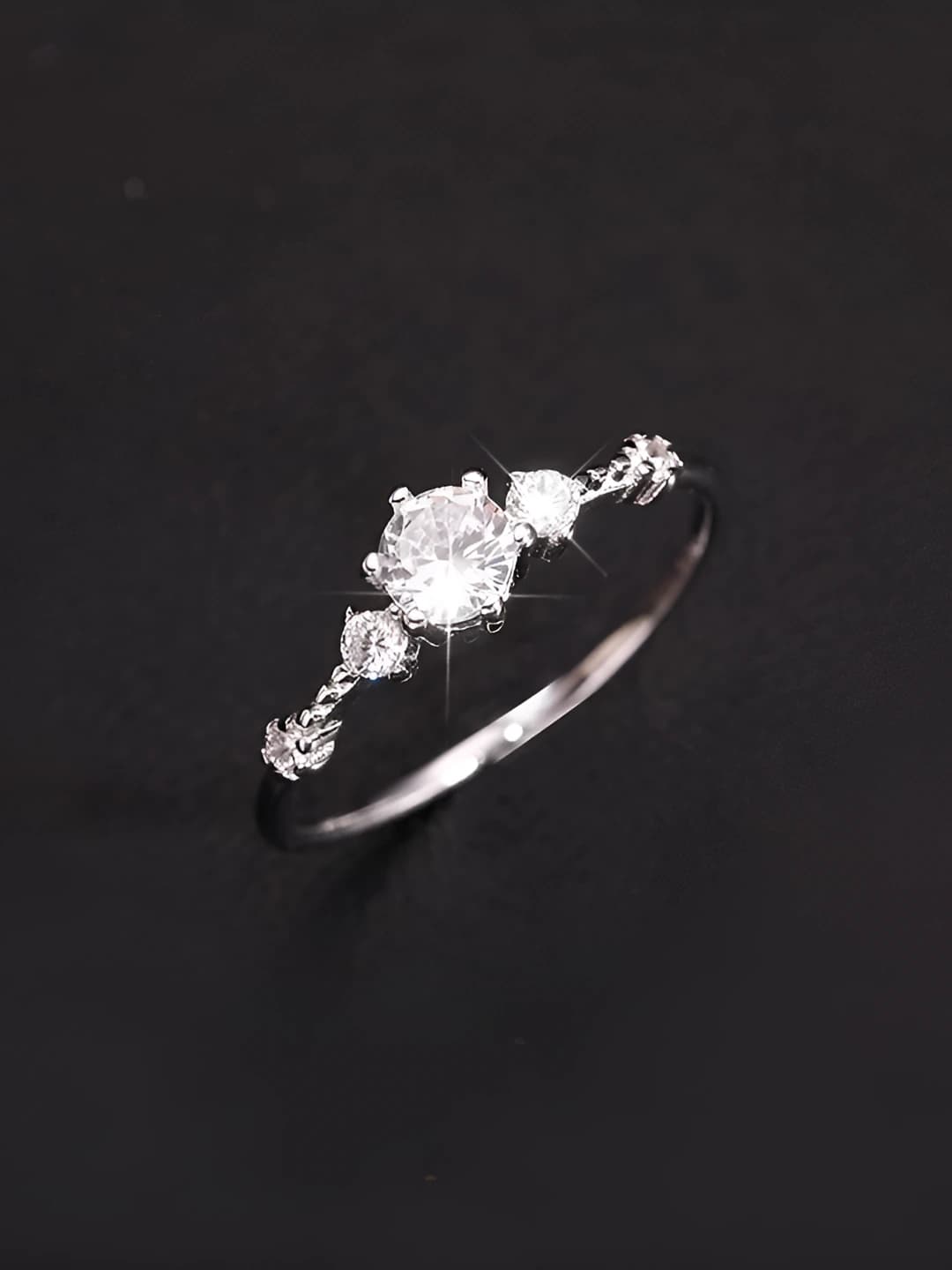 Sparkling diamond six-prong ring