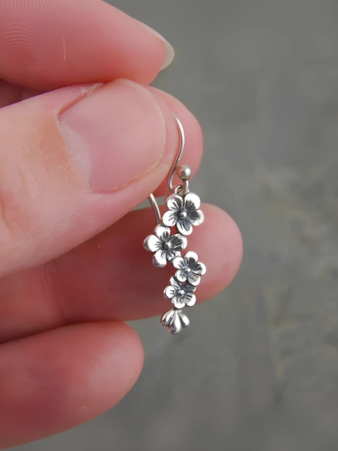 E061 ball hook daisy earrings