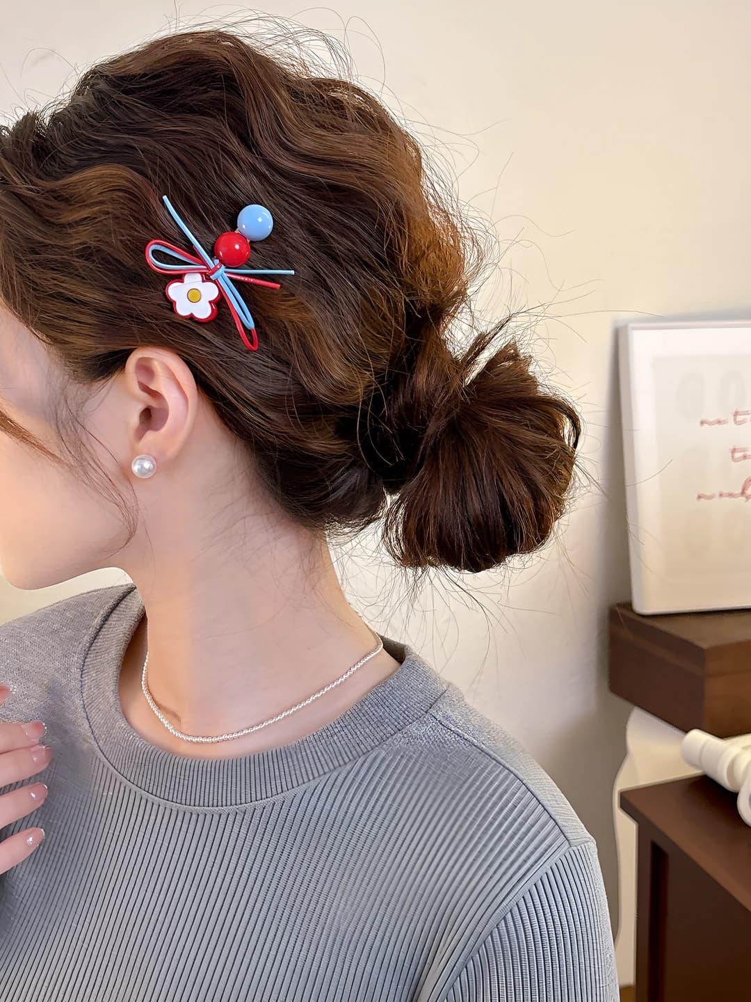 Red-blue floral side clip, 5.5 cm