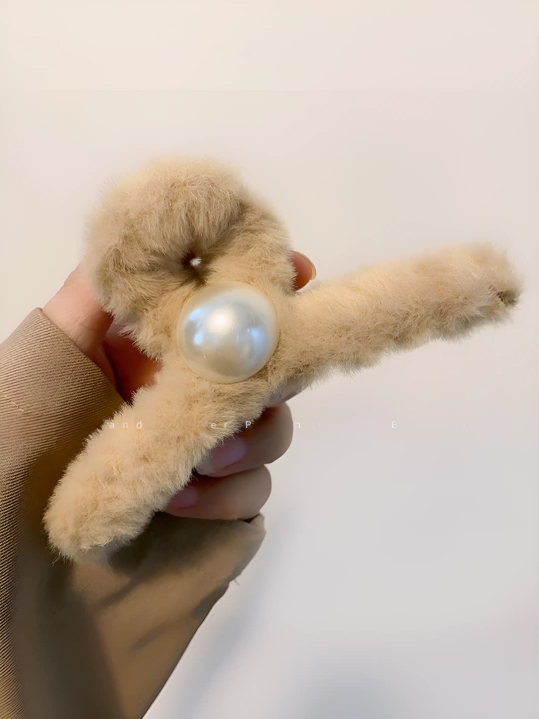 Plush light coffee pearl clip - 13 cm
