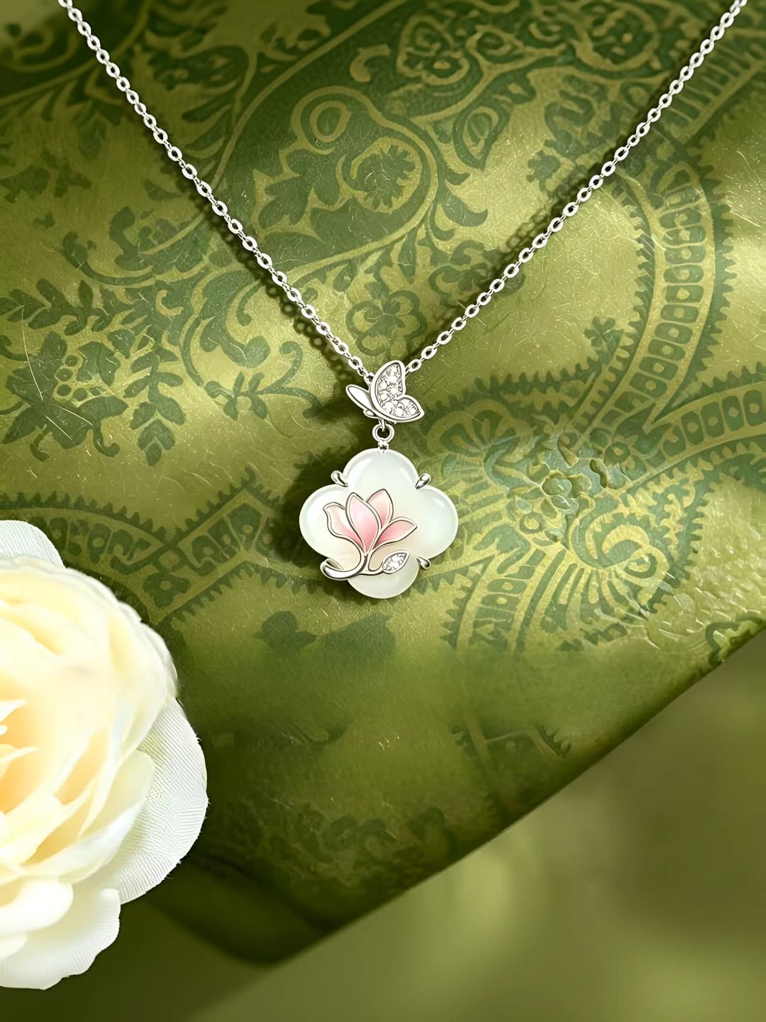 Women's magnolia flower pendant necklace: Chinese style, handmade, zinc alloy, O-shaped chain, retro design element