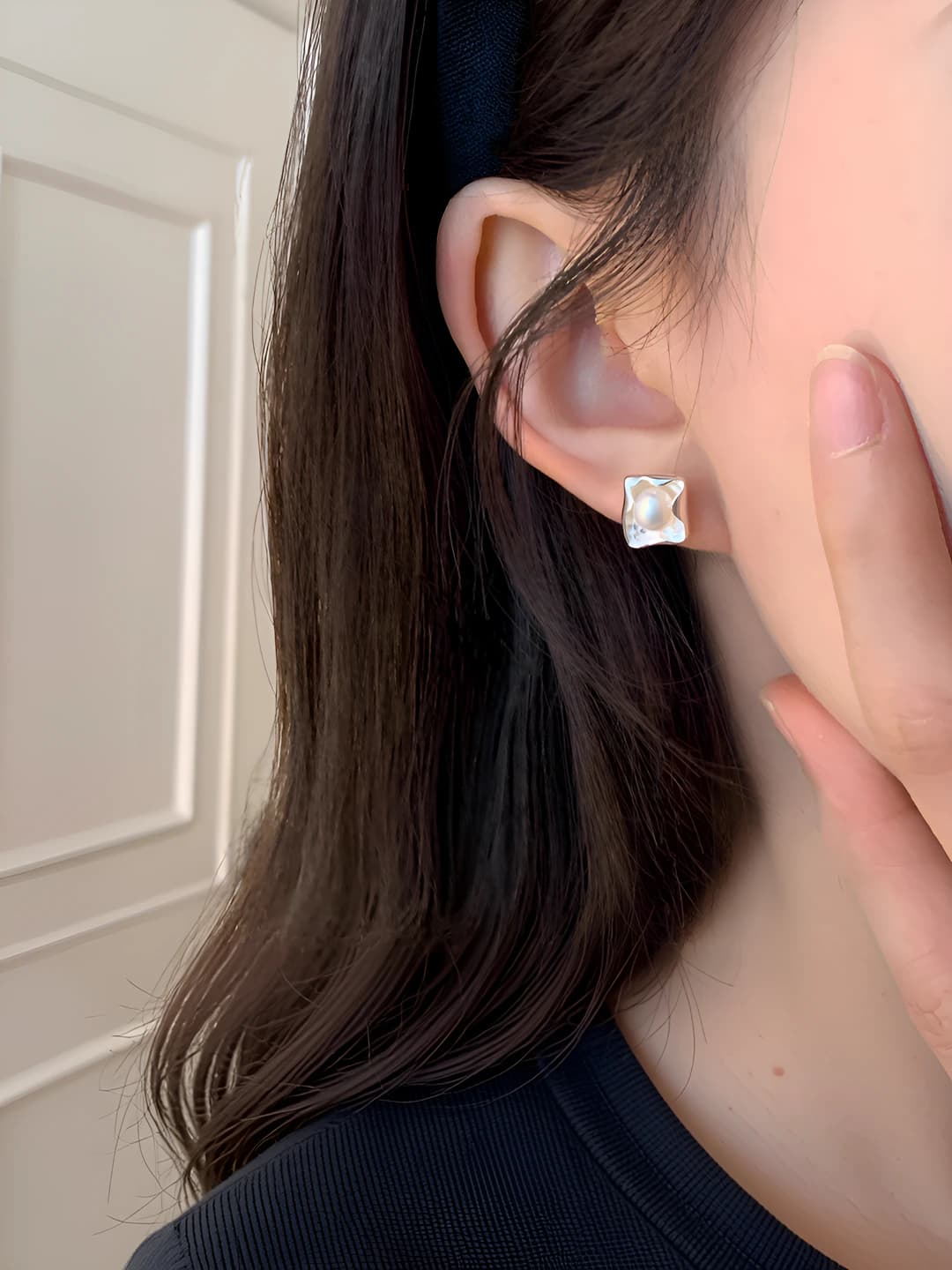 Women's pearl stud earrings in Korean style, fresh and sweet style, geometric shape, design elements: circle and square, copper material with pearl inlays