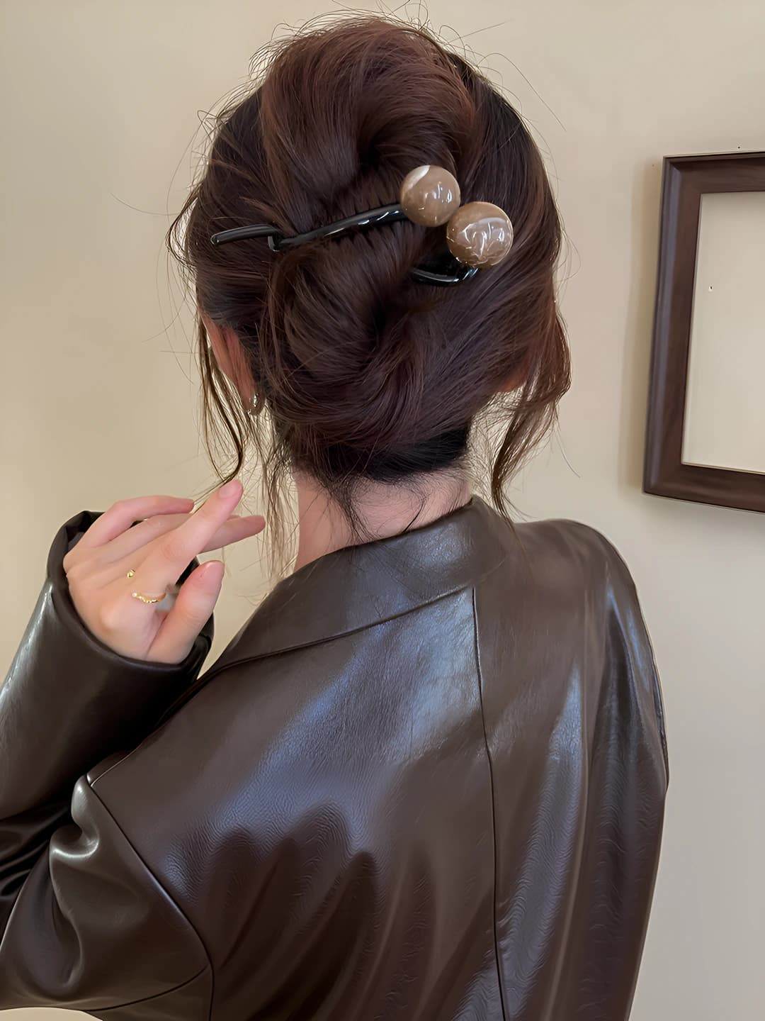 Gradient tea color two pearl glossy black twist clip 12 cm