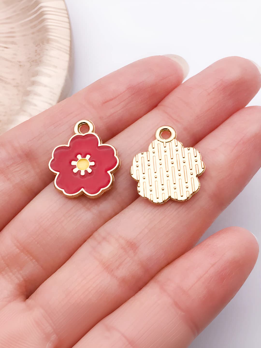 1 pc Red epoxy flower 5-petal 18x15x1mm-0.8g