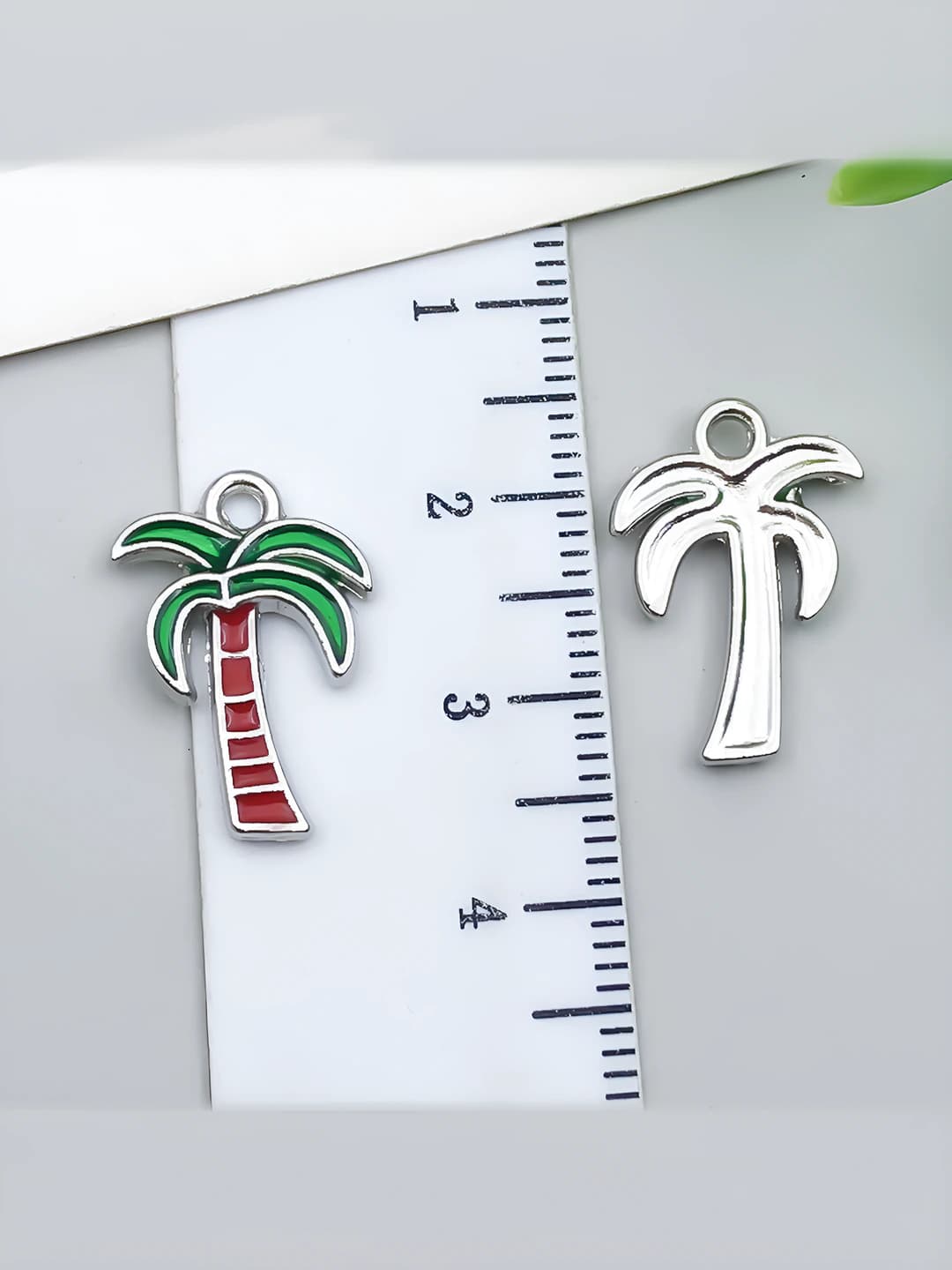 White K, green palm, 12x18mm, 0.9g