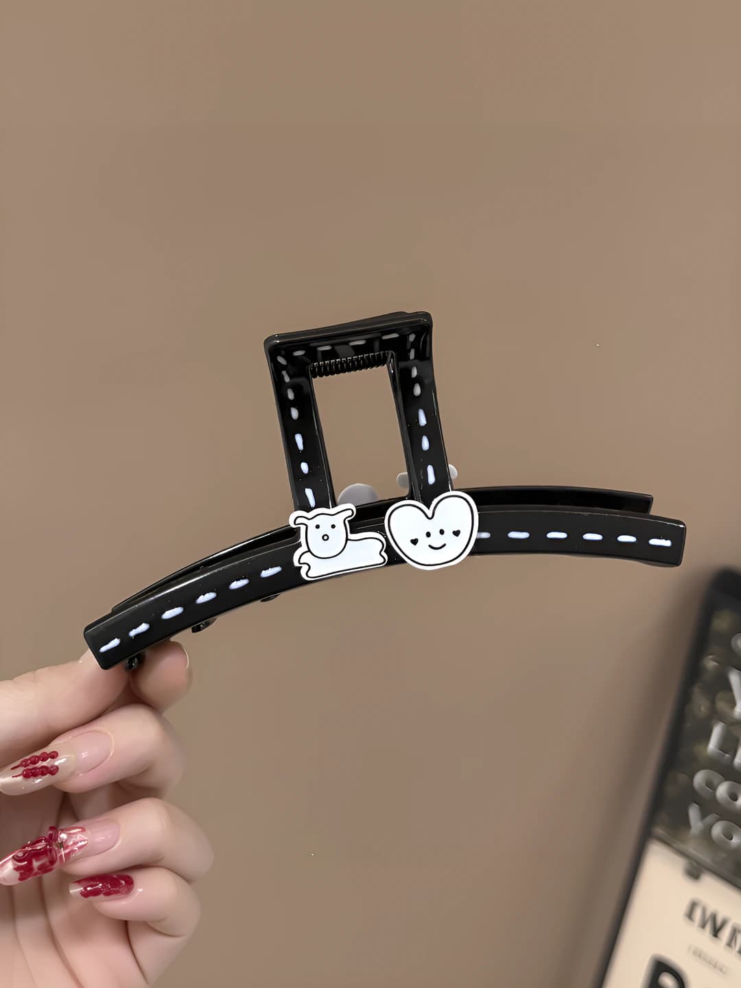 White dog heart black PC clip-13 cm