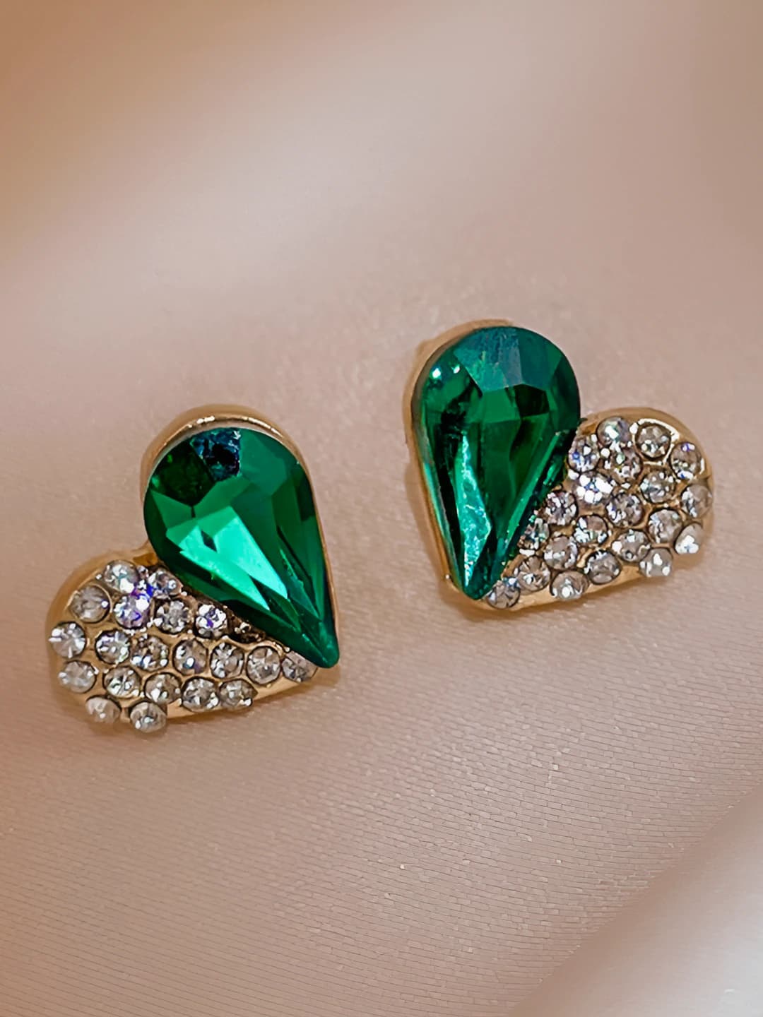 Women's simple style earrings made of artificial crystal with diamond inlay in heart shape