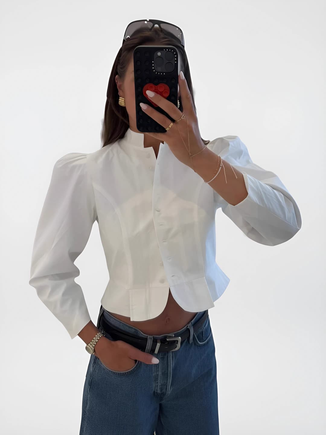 Ayollar uchun bir rangli uzun yengli ko'ylak-shirt, qaytarma yoqa, tanaga yopishgan kesim, o'rta-uzun, ko'p tugma