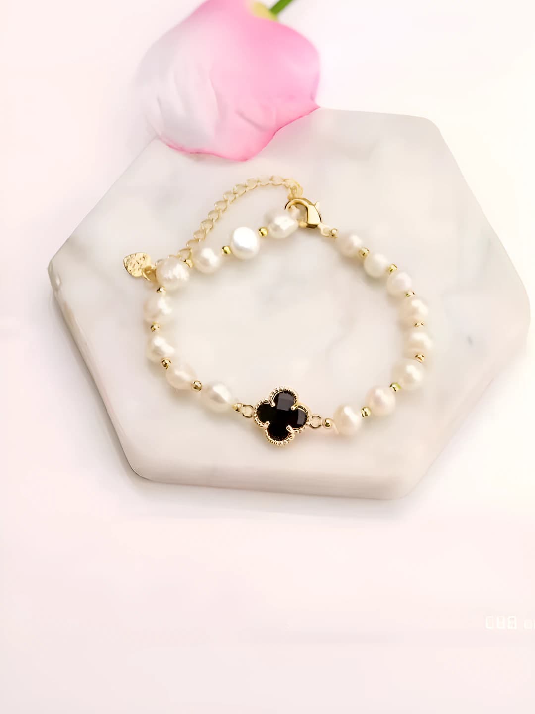 Pearl clover black