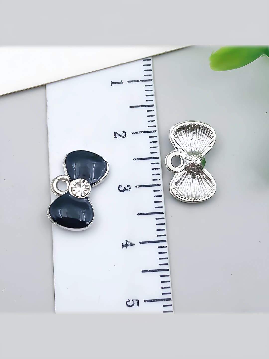White K, black, 15x9mm, 0.8g