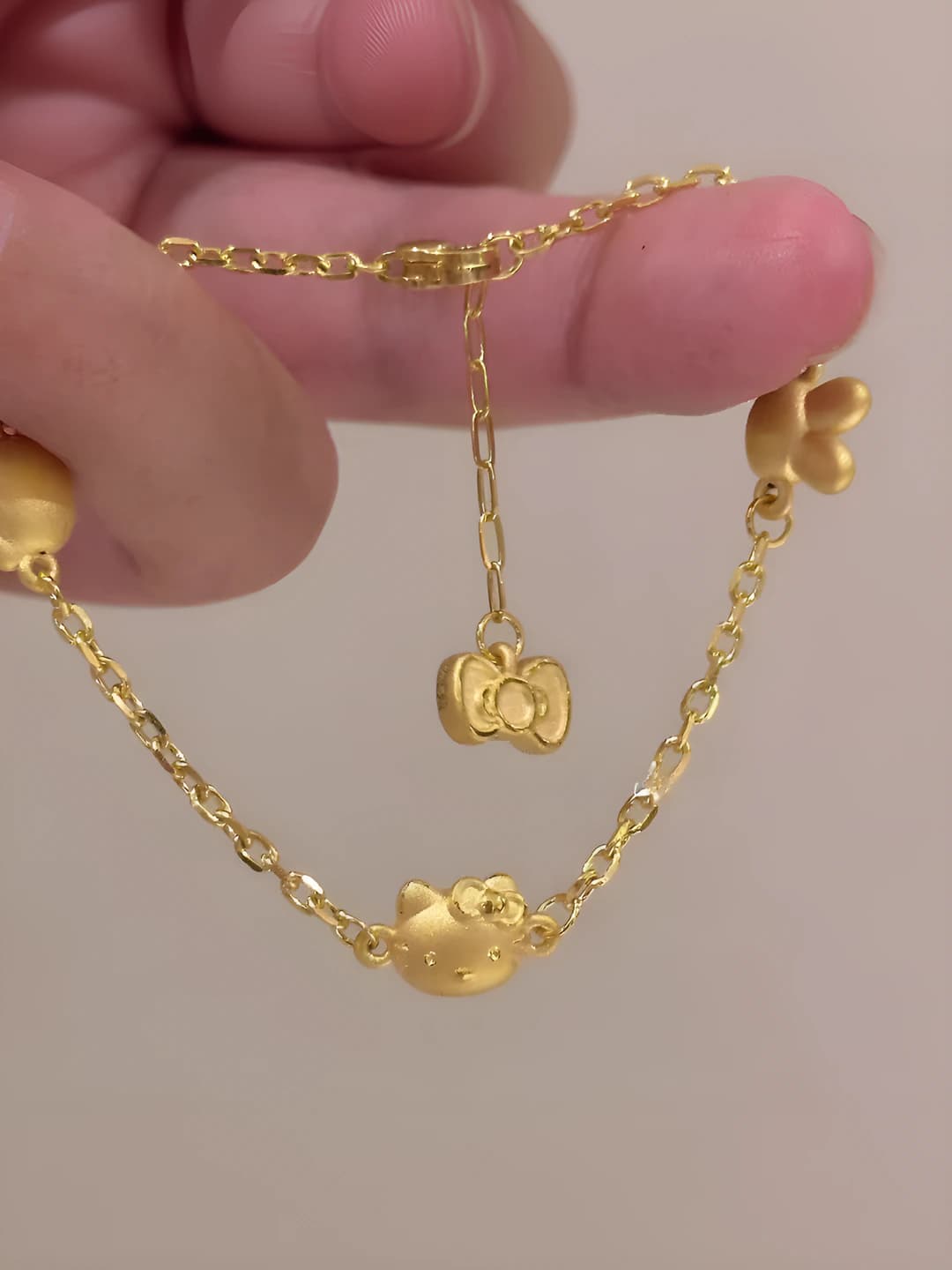Women's cartoon character bracelet with sweet and fresh aesthetic design