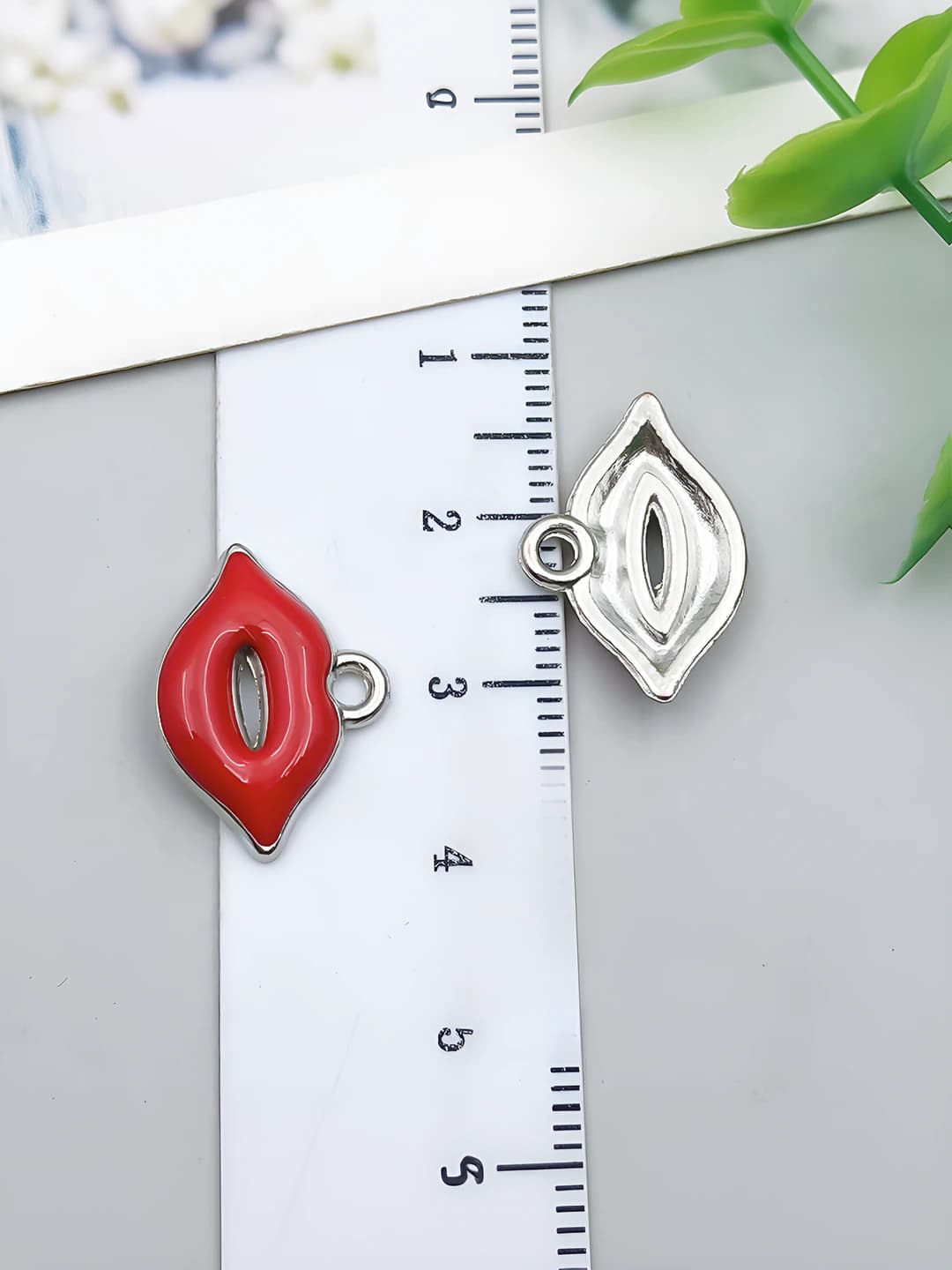 White K, red lips, 18x14mm, 1.1g