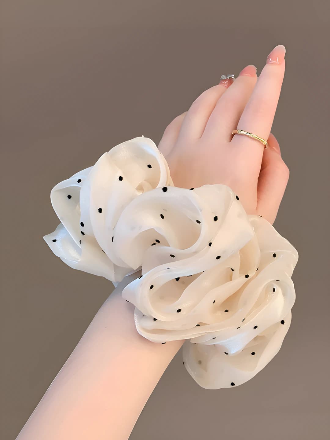 Nuqtali katta satin bej
