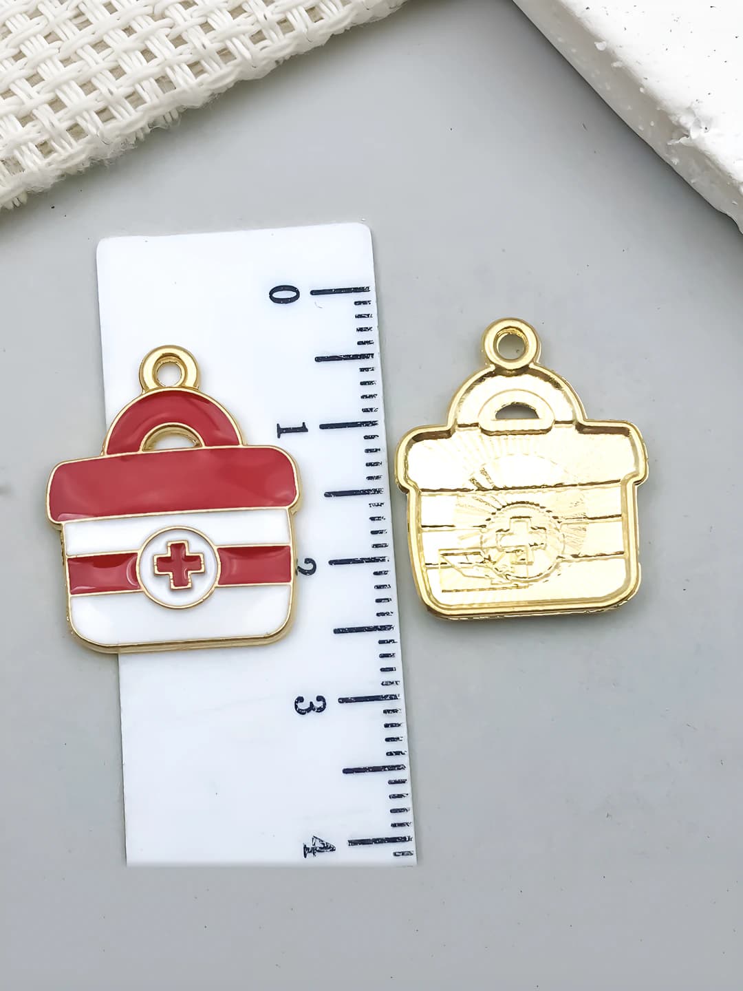 Qizil tibbiyot qutisi 22x18mm-1.6g