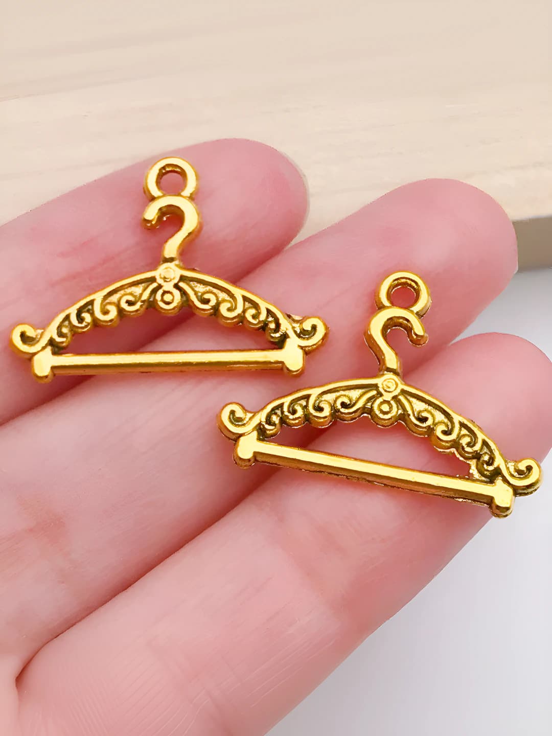 1 dona qadimiy oltin rangli kiyim o'qi 24x17mm-1.1g
