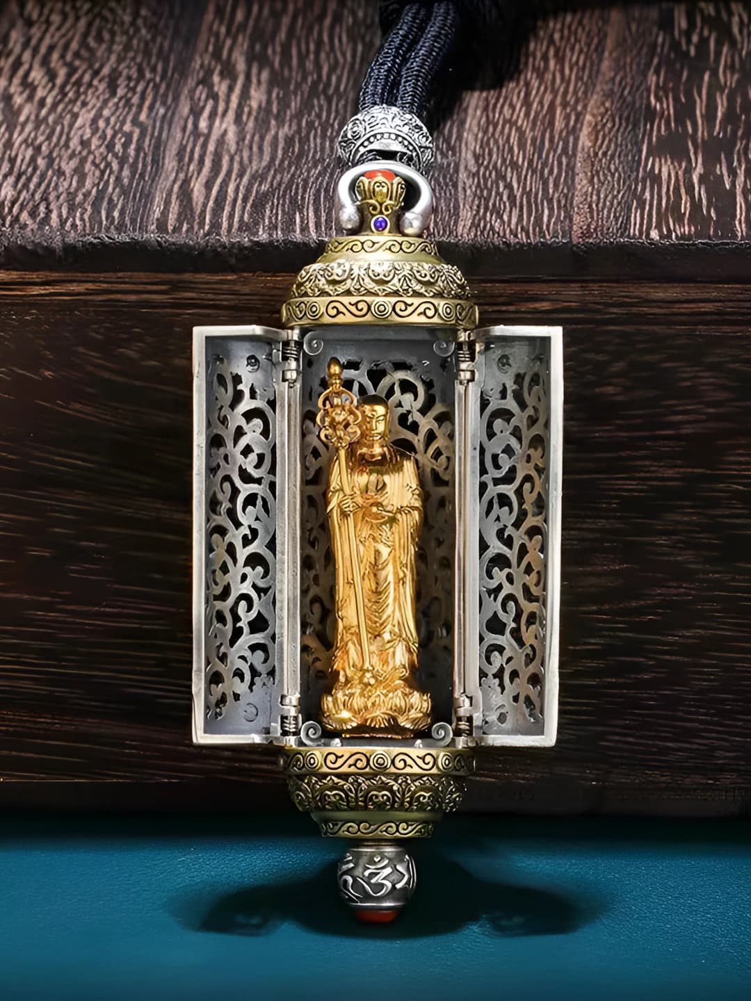 Ayollar uchun retro uslubdagi Ksitigarbha Bodhisattva tasvirlangan ikki eshikli qadimiy tibet qadimiy quti kuloni