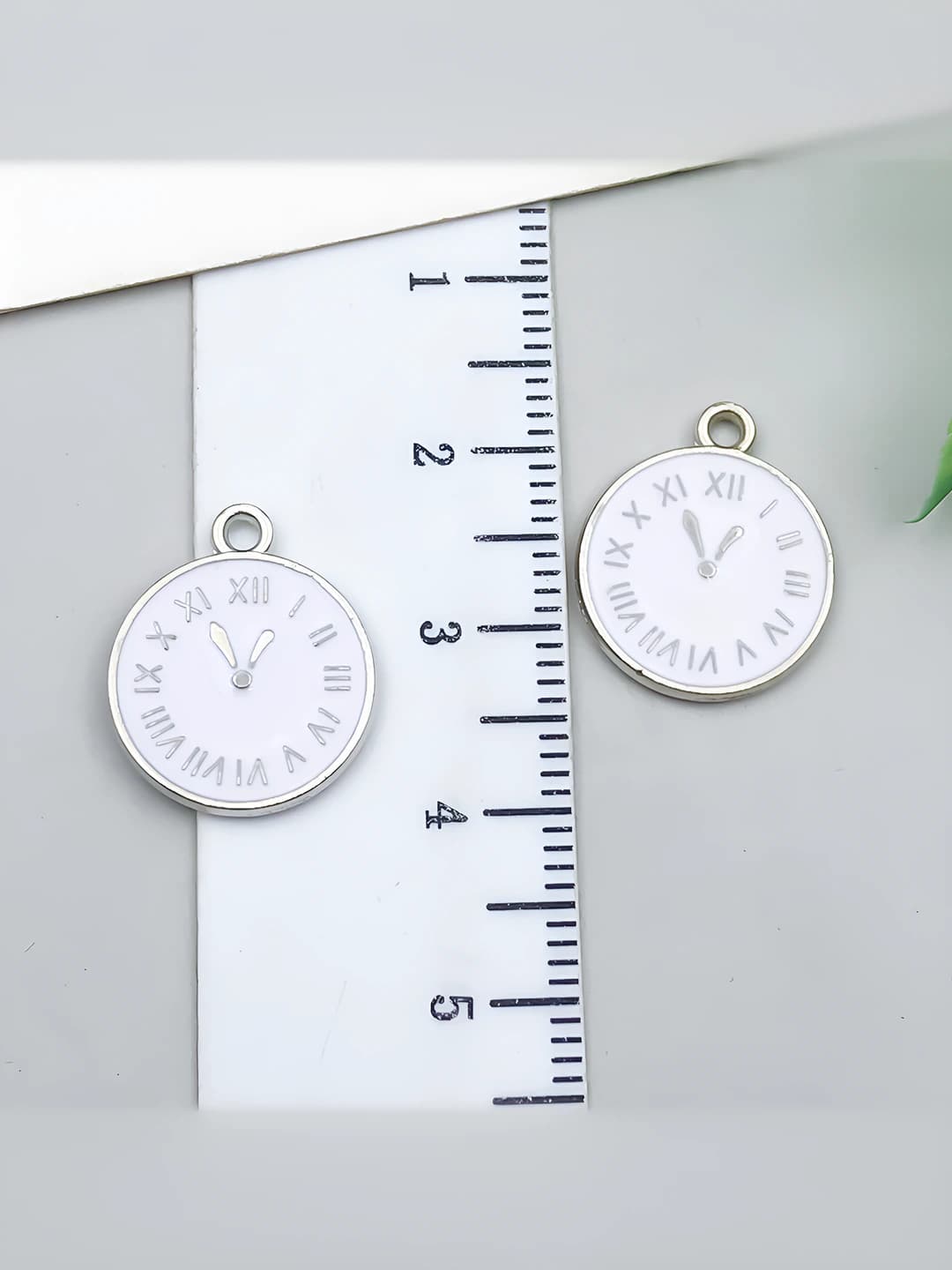 White K white round double-sided clock 17x14x1mm-1g