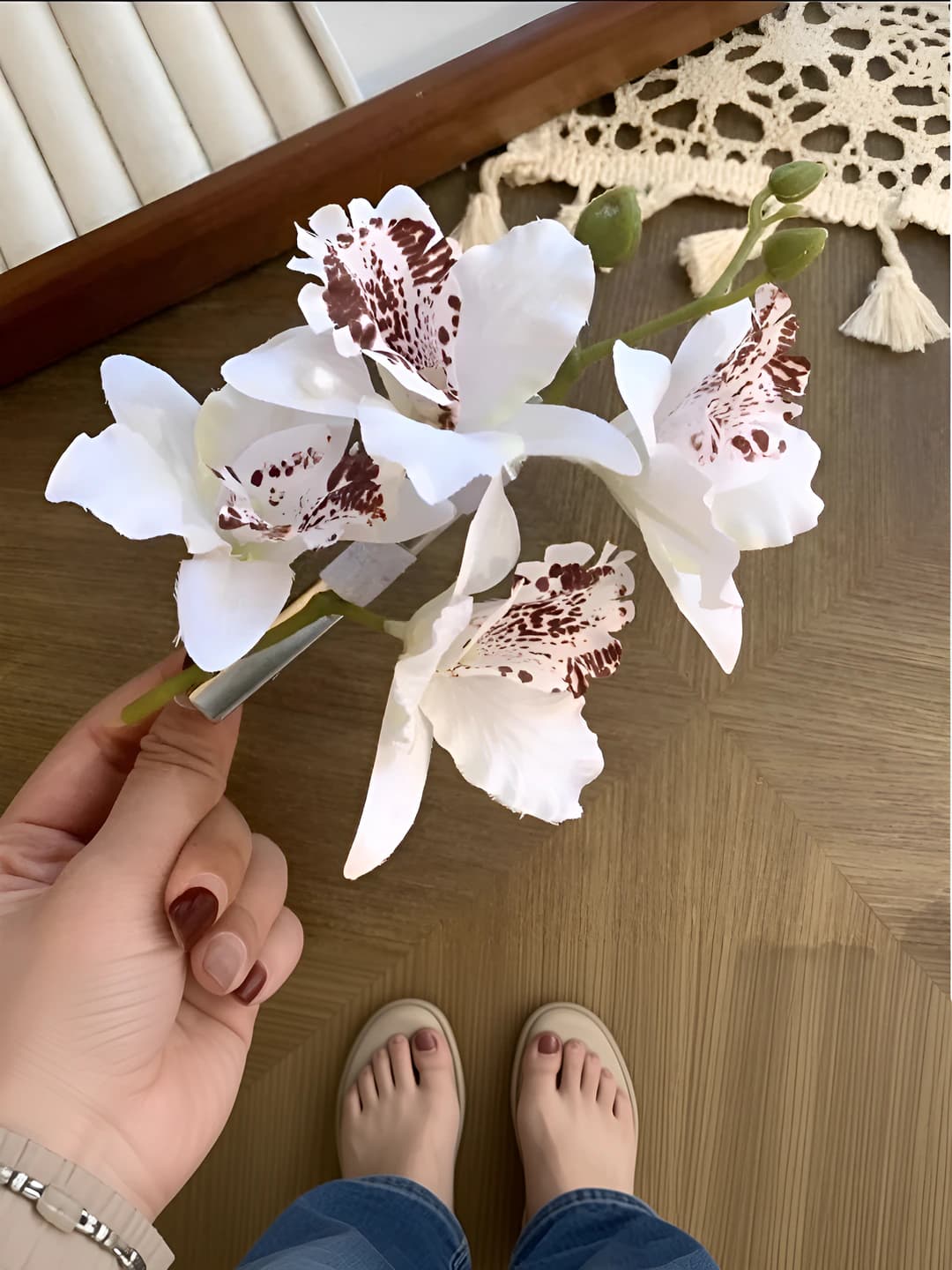 Белый цветочный зажим