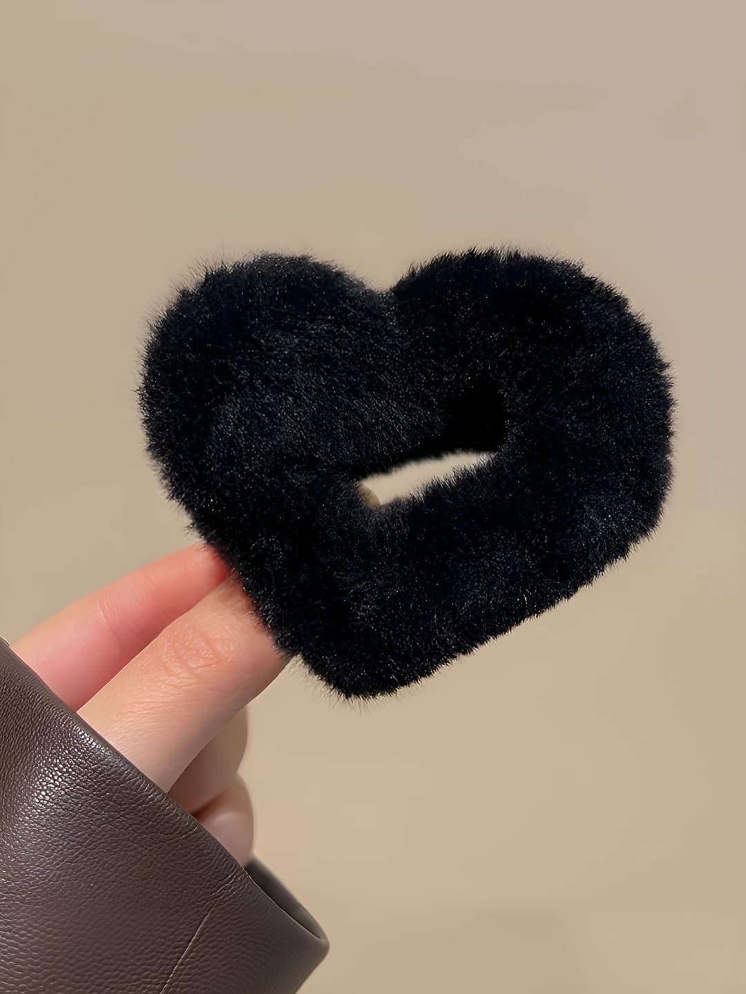 Fuzzy heart black-6cm