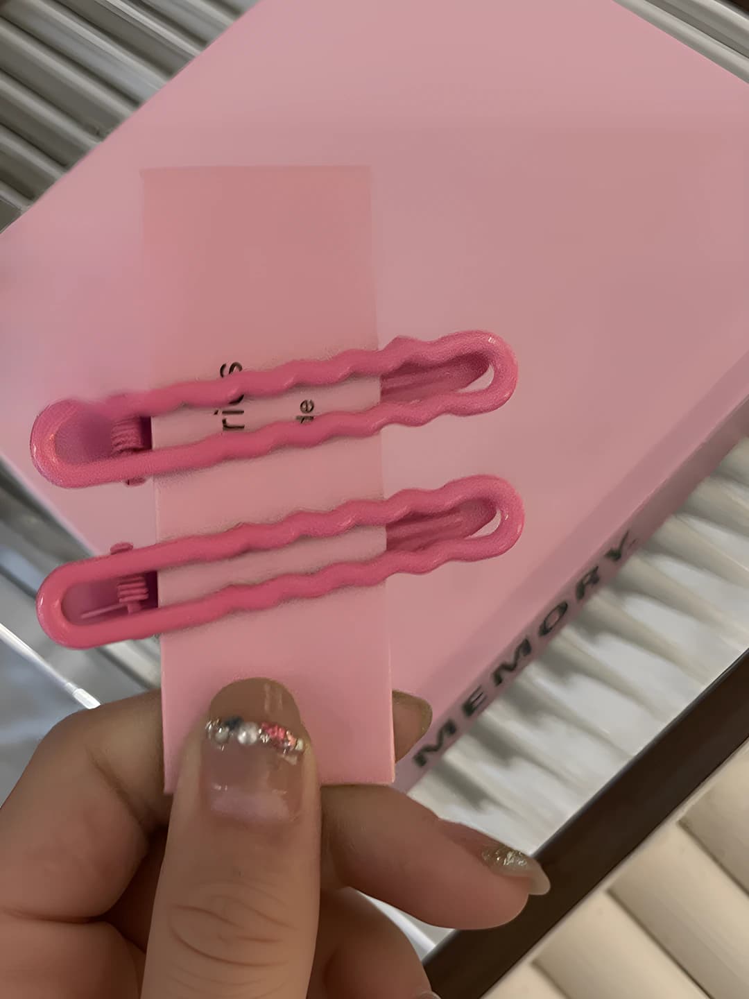4# Rose red wavy clip - pair OPP pack 8.3 cm